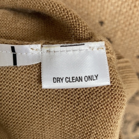 Victor Alfaro 100% wool tan classic v-neck sweater buttons at wrist - Picture 11 of 15